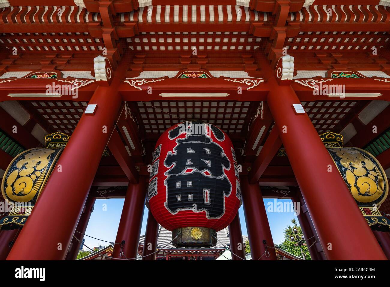 La grande lanterne rouge de la porte Kaminarimon du Temple Sensoji. Tokyo, Japon, Août 2019 Banque D'Images