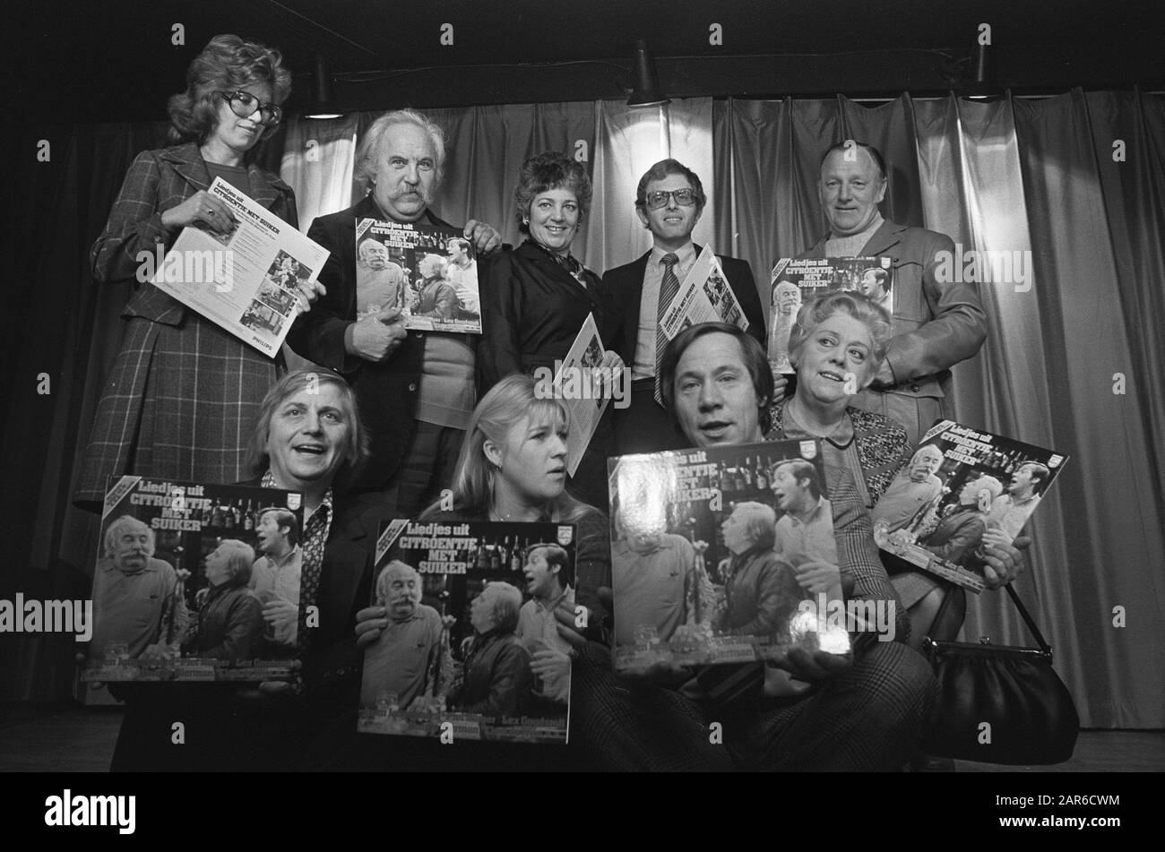 Lp De 'Citroentje Avec Sucre', Debout: Ronnie Bierman, Lex Goudsmit, Piet Römer, Mme Asser, Joop Stokkermans, Fred Perrier. Séance Leen Jongewaard, Elsje De Wijn, Piet Römer, Trêve Speyck Date : 2 Janvier 1973 Nom Personnel : Bierman, Ronnie, Goudsmit, Lex, Jongewaard, Leen, Perrier, Fred, Römer, Piet, Speyck, Trêve, Wine, Elsje De Banque D'Images