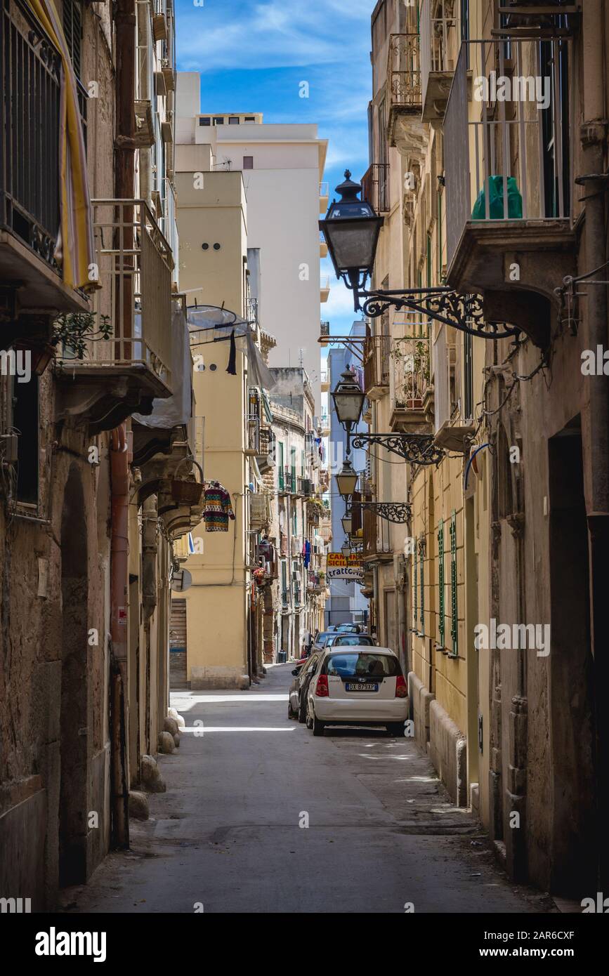 Rue étroite dans la ville de Trapani sur la côte ouest de la Sicile en Italie Banque D'Images