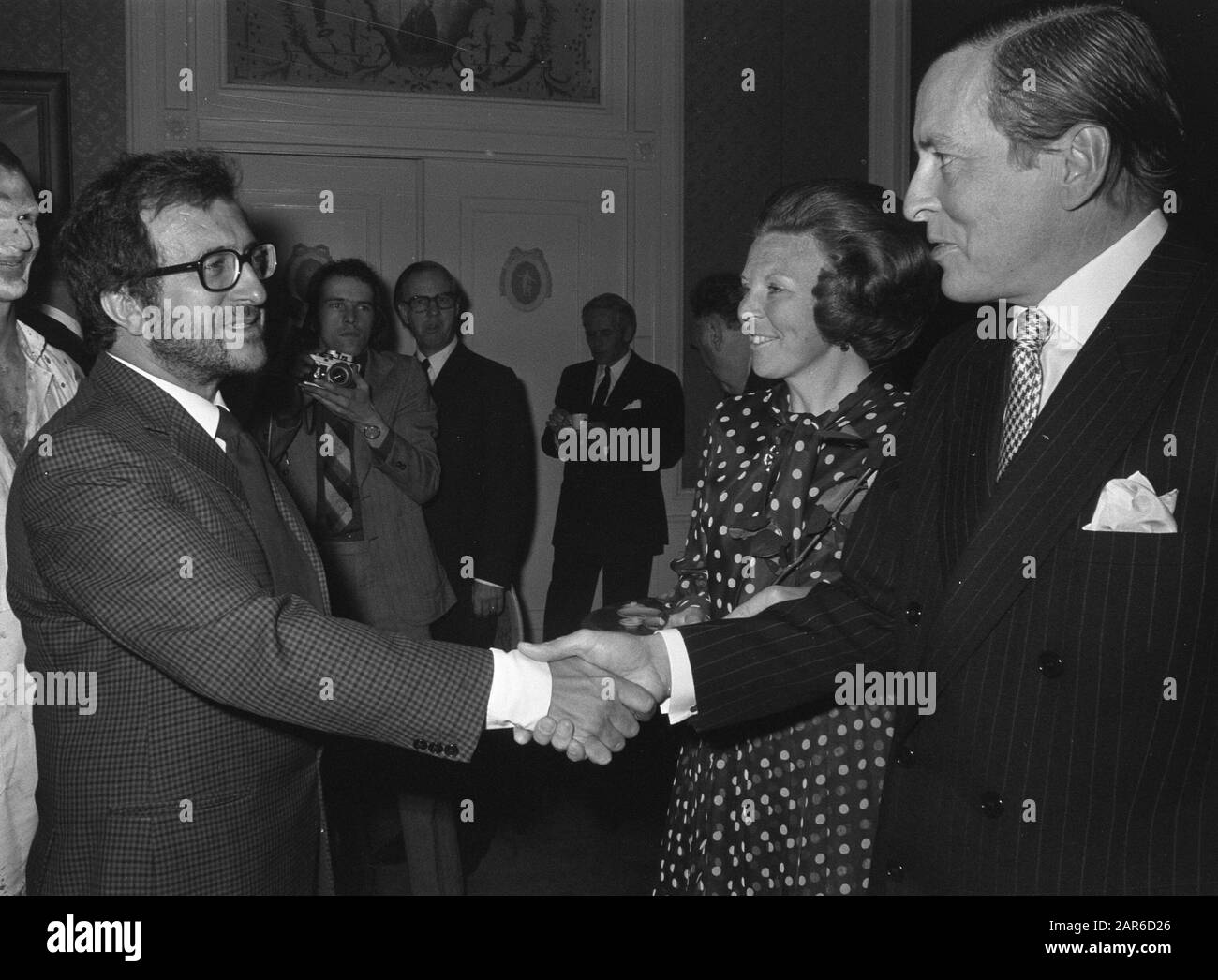 Lors de l'ouverture du Festival Holland au Théâtre Royal de la Haye, le compositeur italien Luciano Berio sera présenté à la princesse Beatrix et au prince Claus; Banque D'Images