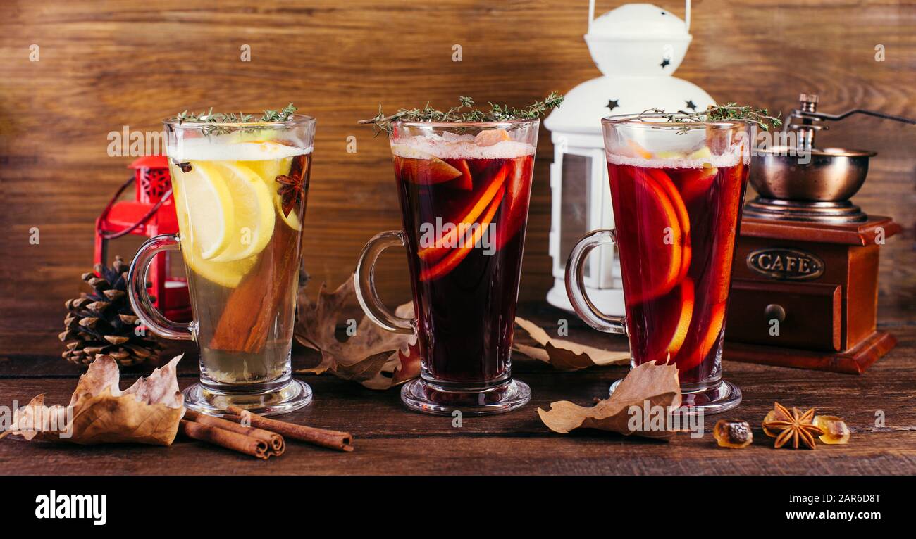 Thé et vin chaud, réchauffer les boissons d'hiver du vin et des épices sur une table en bois, longue bannière Banque D'Images