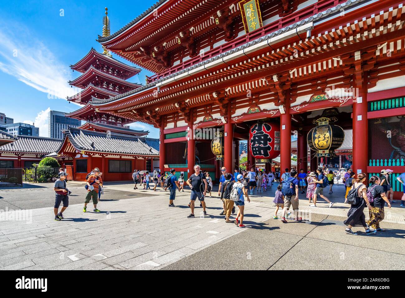 Entrée du temple Sensoji, le plus ancien temple bouddhiste de Tokyo et un monument touristique populaire. Tokyo, Japon, Août 2019 Banque D'Images