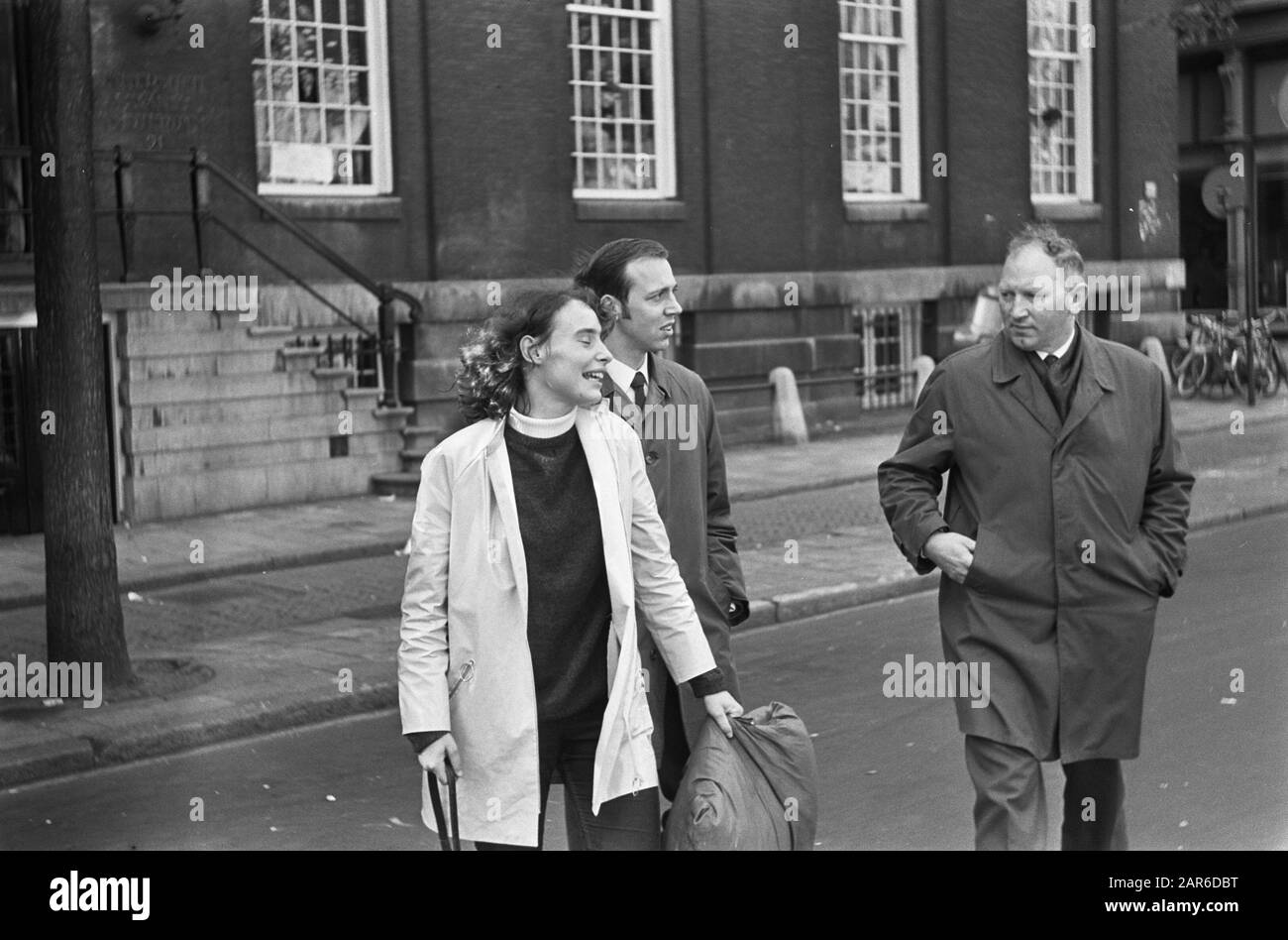 Magdehuis, Amsterdam, fille toujours occupée par des étudiants qui sont venus de la construction est élevé par des détectives dans le burger Date: 18 mai 1969 lieu: Amsterdam, Noord-Holland mots clés: REECTURS, ÉTUDIANTS, professions, filles Nom de l'institution: Virgin House Banque D'Images Magdehuis, Amsterdam, fille toujours occupée par des étudiants qui sont venus de la construction est élevé par des détectives dans le burger Date: 18 mai 1969 lieu: Amsterdam, Noord-Holland mots clés: REECTURS, ÉTUDIANTS, professions, filles Nom de l'institution: Virgin House Banque D'Images