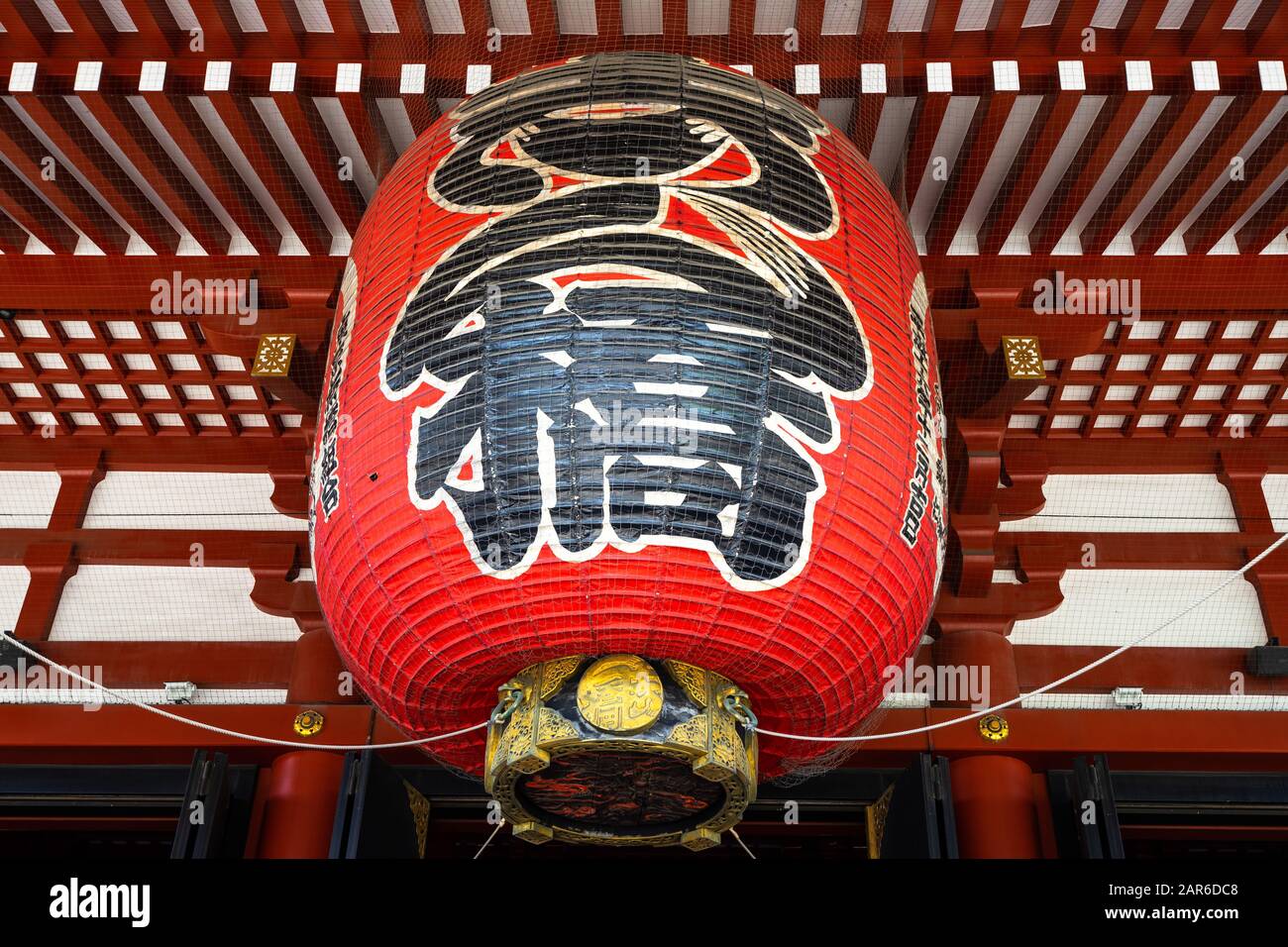 La grande lanterne rouge de la porte Kaminarimon du Temple Sensoji. Tokyo, Japon, Août 2019 Banque D'Images