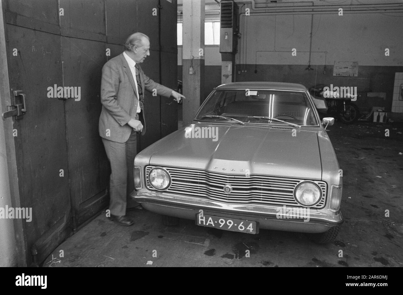 L'homme menace les détectives à HB à Amsterdam; Toorenaar pointe vers le trou de balle et la voiture dans le garage Date: 4 novembre 1975 lieu: Amsterdam, Noord-Holland mots clés: Voitures, RECHERCHURS, garages Banque D'Images