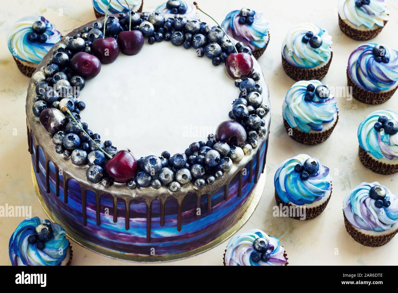 Gâteau bleu de fête lumineux avec baies et chocolat et cupcakes avec crème, bonbon bar, Sweet bar Banque D'Images