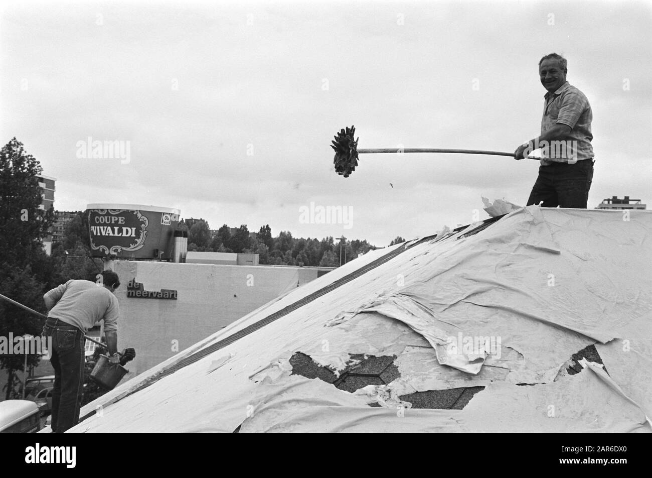 Manifestation Kitsch dans l'art/art sur glace de verre à Meervaart à Amsterdam dans le cadre du Festival Holland Date: 12 juin 1981 lieu: Amsterdam, Noord-Holland mots clés: Bâtiments, événements Nom personnel: Meervaart, L'institution nom: Holland Festival Banque D'Images