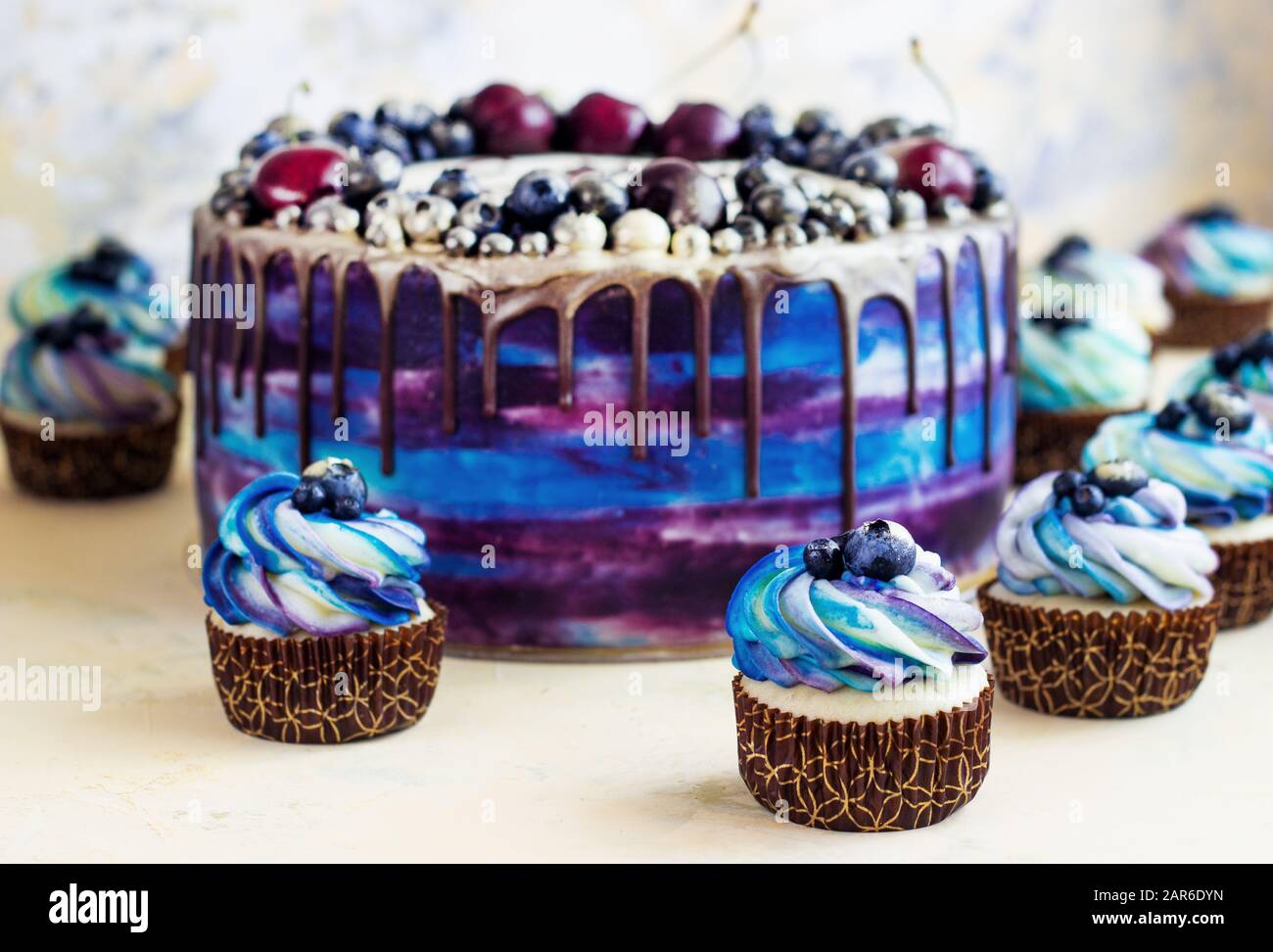 Gâteau bleu de fête lumineux avec baies et chocolat et cupcakes avec crème, bonbon bar, Sweet bar Banque D'Images