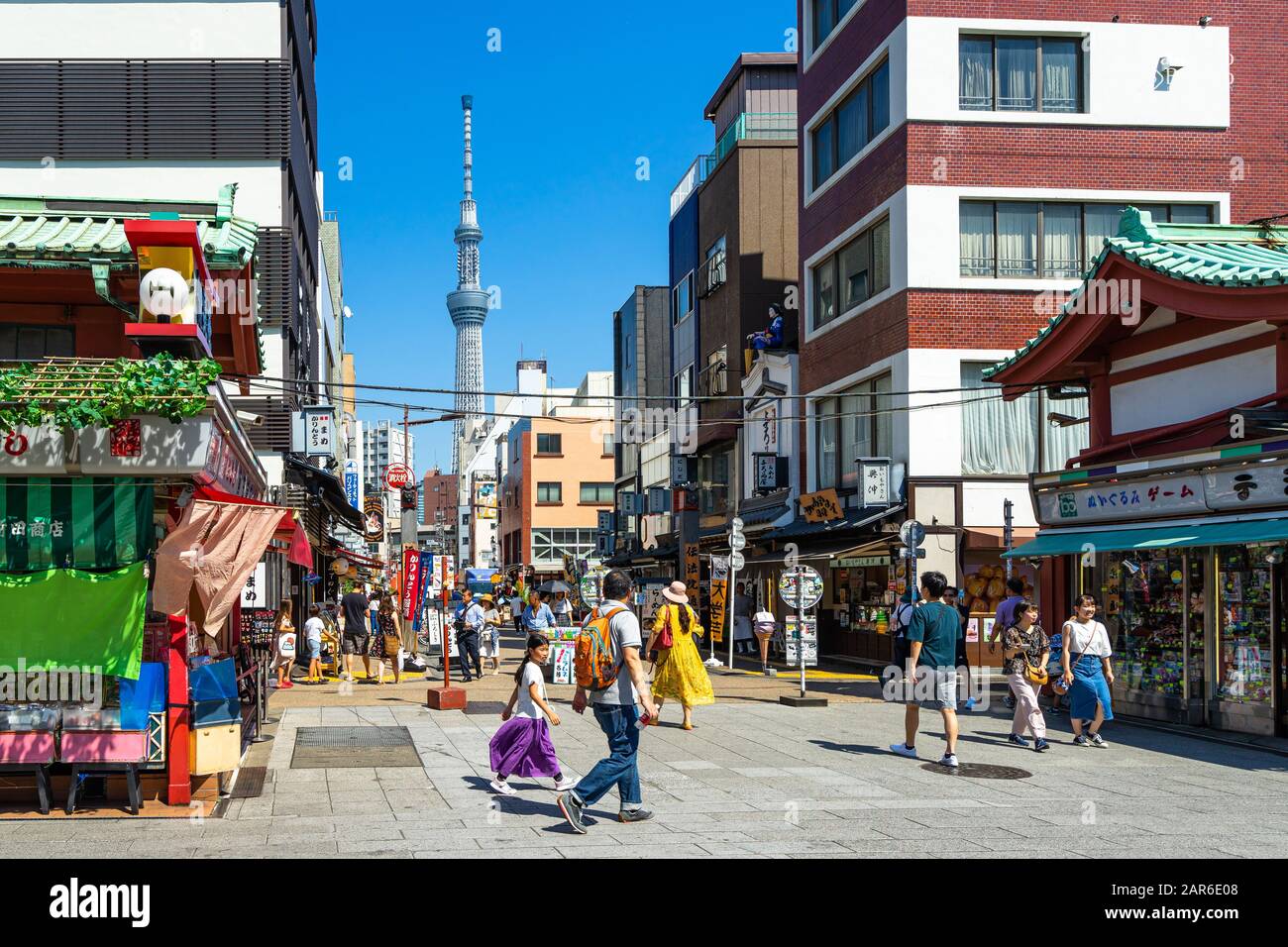 Tokyo, 9 août 2019 – Tokyo Sky Tree vue de Dempoin Dori, une rue animée du quartier d'Asakusa près du temple Sensoji Banque D'Images