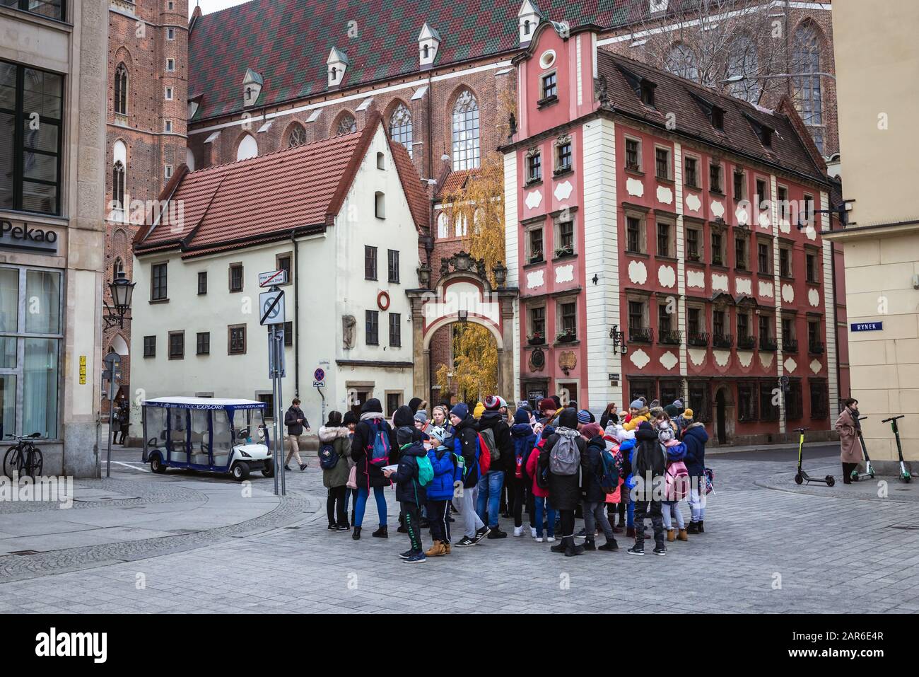 Visite guidée devant Les Célèbres maisons médiévales de tenement appelées Jas et Malgosia Hansel et Gretel - sur la place du marché de la vieille ville de Wroclaw, Pologne Banque D'Images