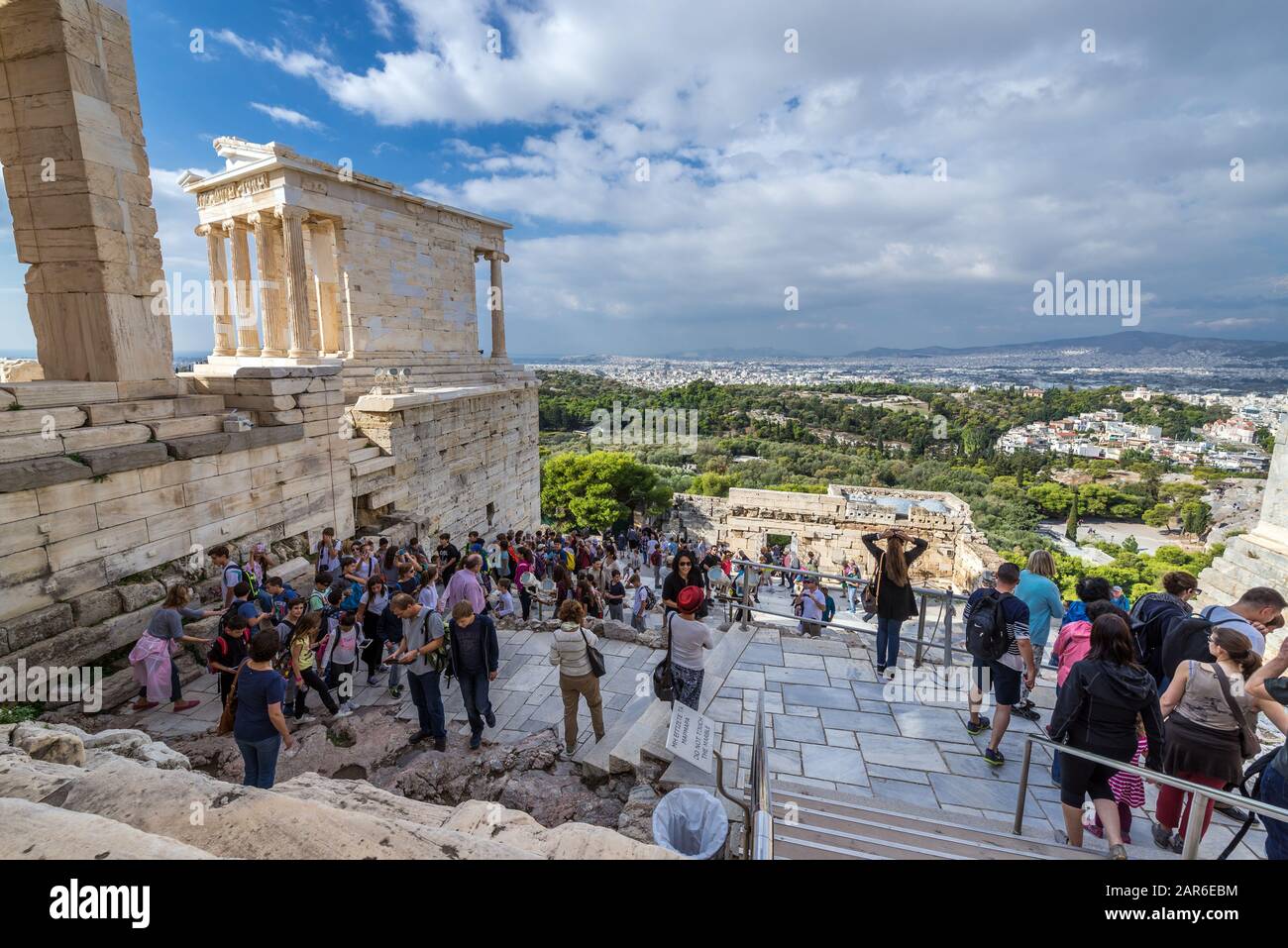 Les touristes sur un escalier en face de la porte d'entrée, propylées appelé vers le haut de l'acropole d'Athènes Ville, la Grèce. Temple d'Athéna Nike sur la gauche Banque D'Images