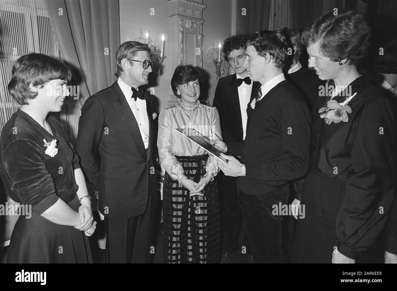 Margriet et Pieter assistent à la salle DE concert A'dam sixième lustrum de l'Orchestre des étudiants néerlandais par des membres, Schonebaum offrande first lp Date: 26 janvier 1982 lieu: Amsterdam, Noord- Holland mots clés: Lustrums, orchestres Nom personnel: Margriet, princesse, Pieter Nom de l'institution: Dutch Student Orchestra Banque D'Images