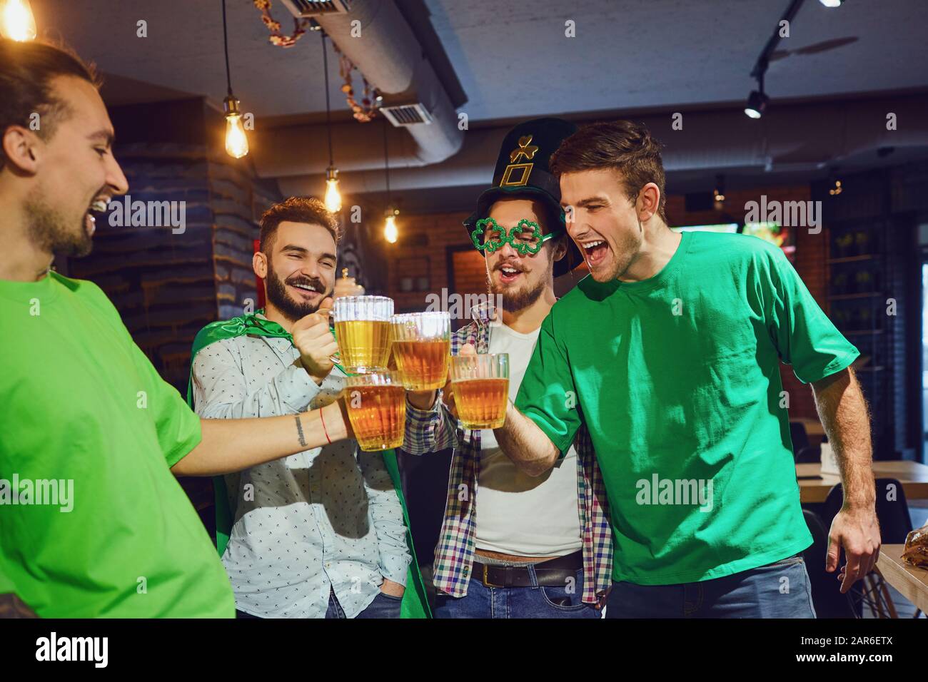 Amis le Saint Patrick's Day au bar. Banque D'Images