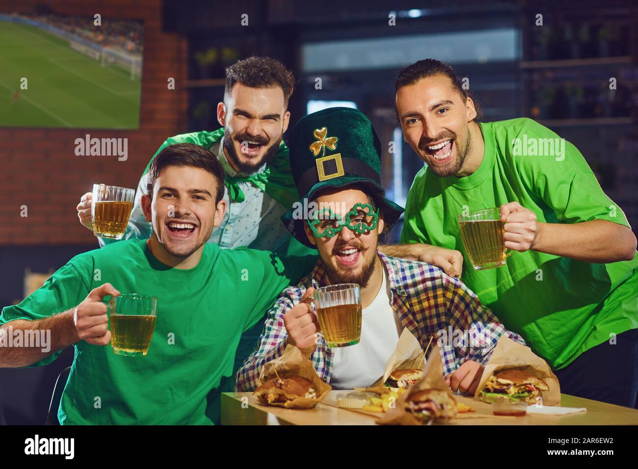 Amis le Saint Patrick's Day au bar. Banque D'Images