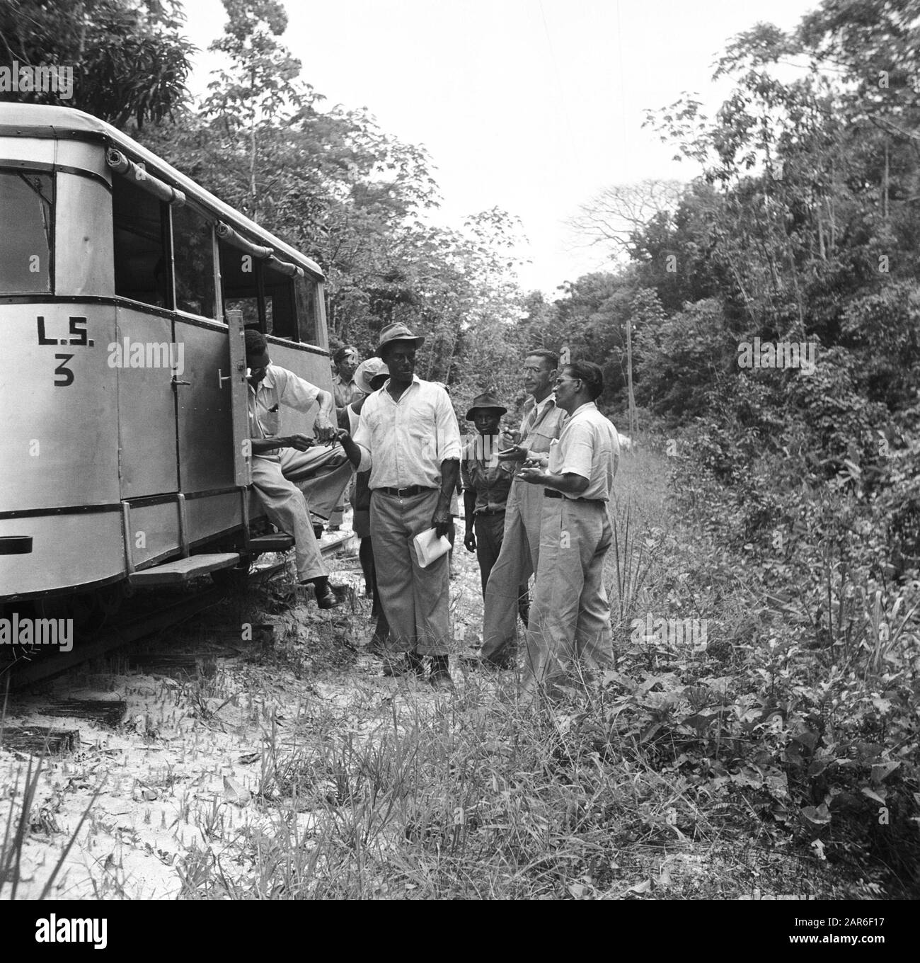 Voyage au Suriname et aux Antilles néerlandaises recherche médicale au goldfield train sur le chemin de la station de câble Date: 1947 lieu: De Jong Zuid, Suriname mots clés: Chèques, prospecteurs, recherche médicale, trains Banque D'Images