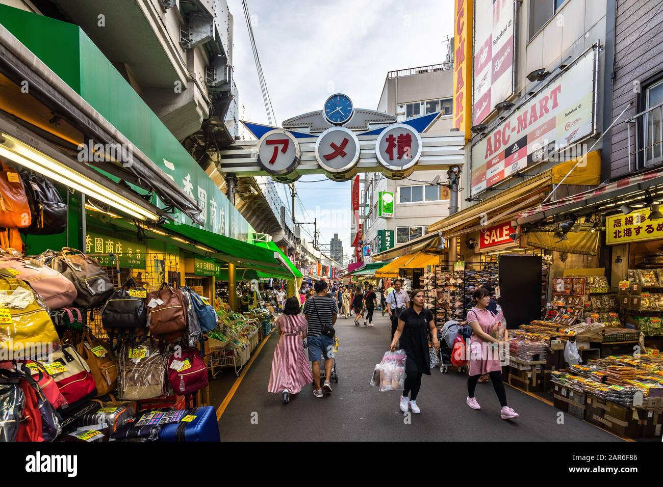 Tokyo, Japon, août 2019 - Ameya Yokocho ou marché Ameyoko près de la station Ueno est un marché populaire vendant divers produits Banque D'Images