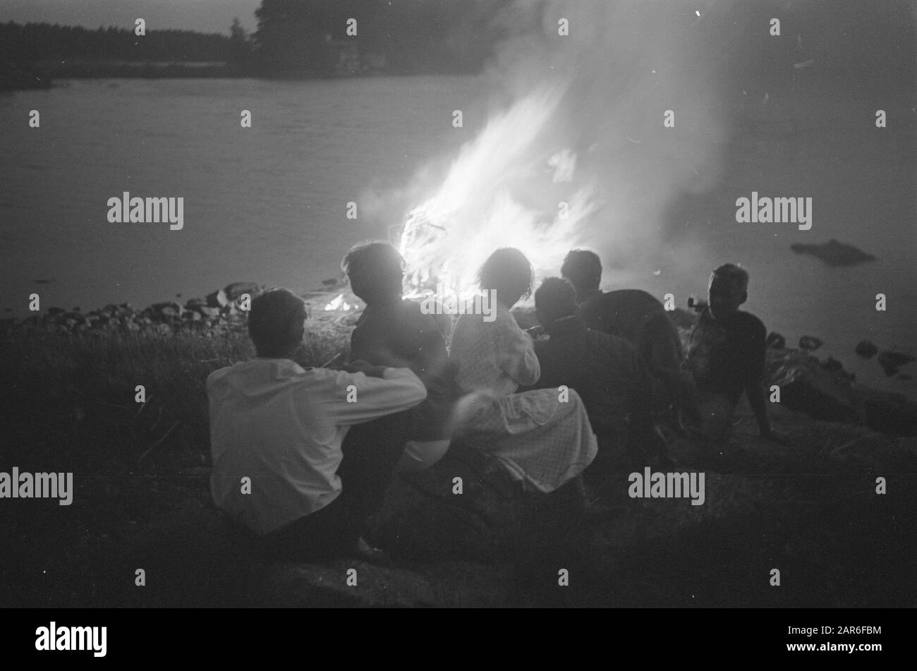 Finlande Personnes par un incendie pendant la nuit de mi-été Date: 5 juillet 1967 lieu: Finlande mots clés: Phénomènes naturels, saisons, heure Banque D'Images