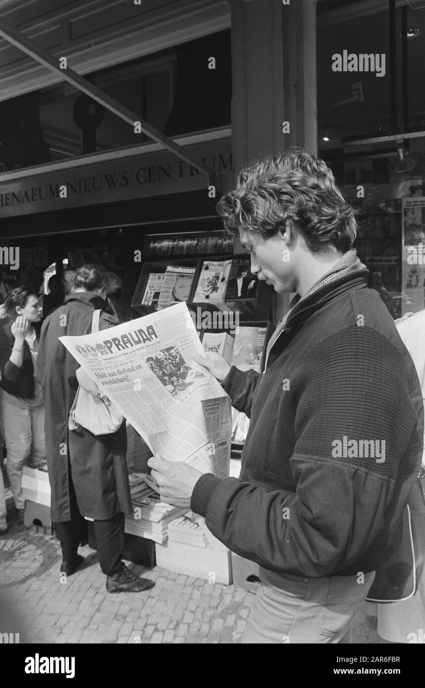 Personnes lisant sur Spui à Amsterdam Pravda, qui est traduit dans la semaine néerlandaise sort Date: 4 septembre 1986 lieu: Amsterdam, Noord-Holland mots clés: Journaux Nom de l'institution: Pravda Banque D'Images