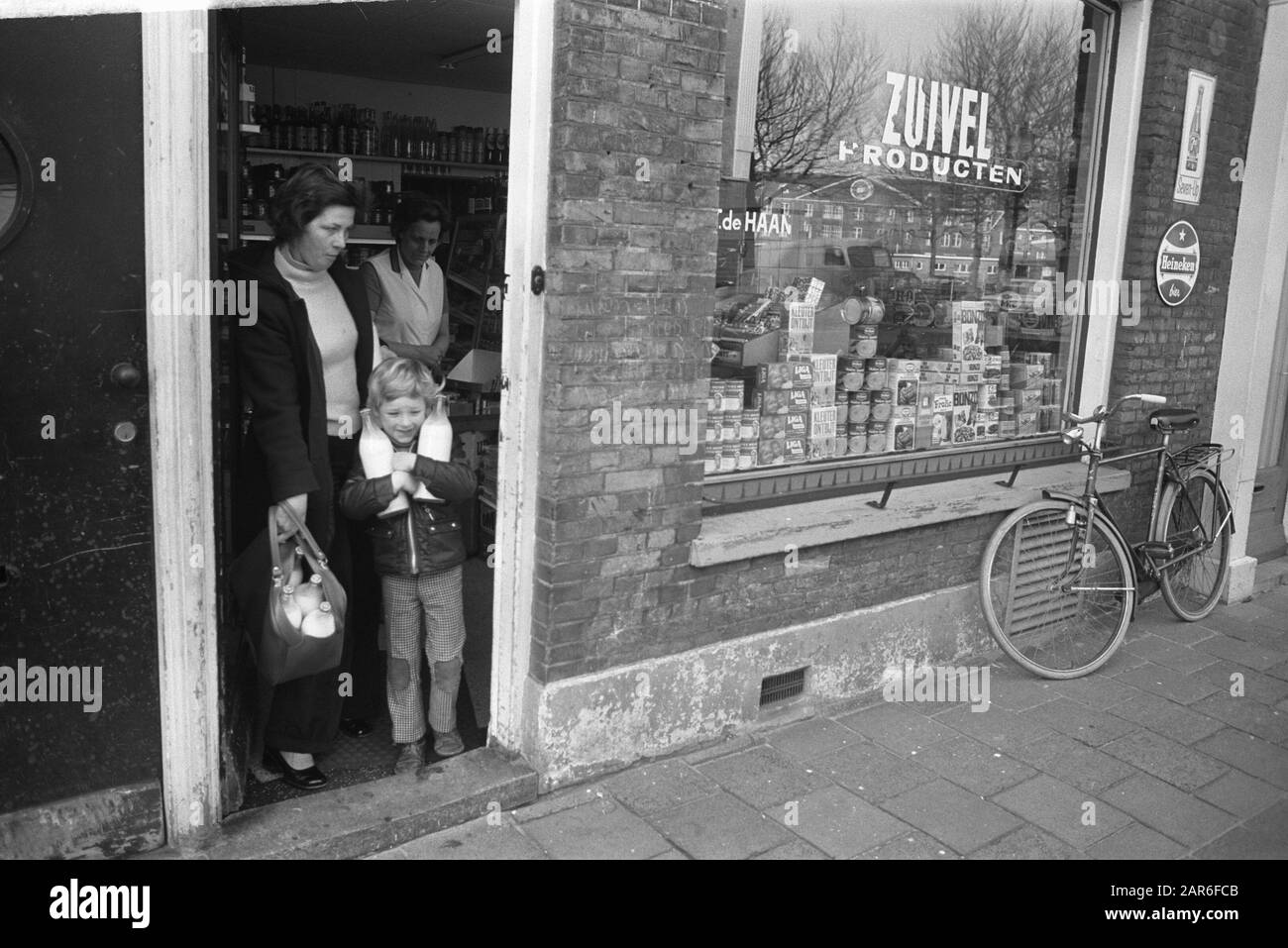 Hoarding de lait à milkwinkel à Amsterdam en raison d'une possible grève Date: 17 avril 1973 lieu: Amsterdam, Noord-Holland mots clés: Boutiques Banque D'Images