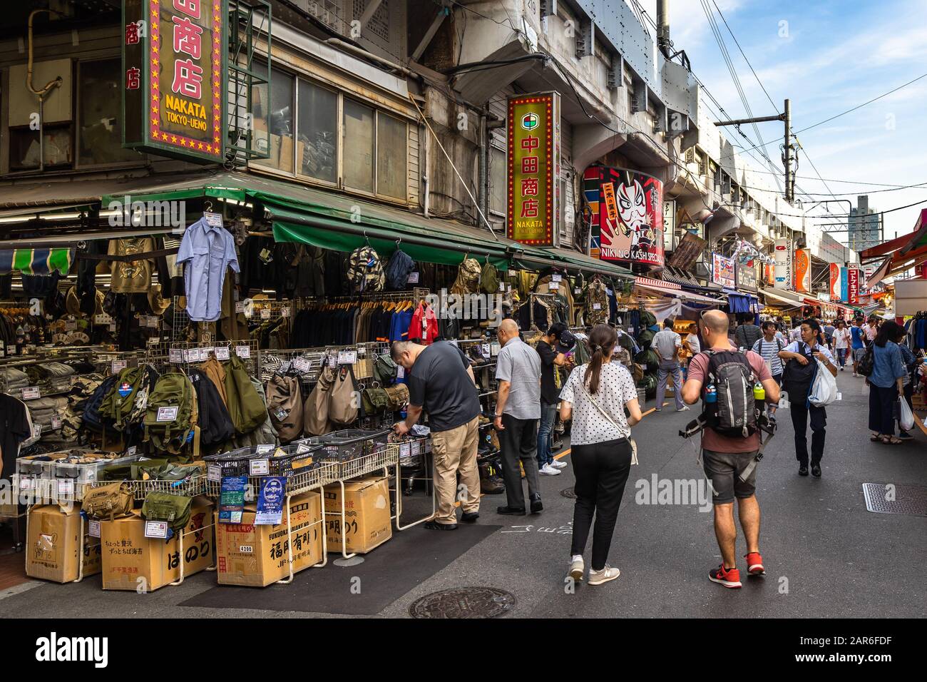 Tokyo, Japon, août 2019 - Ameya Yokocho ou marché Ameyoko près de la station Ueno est un marché populaire vendant divers produits Banque D'Images