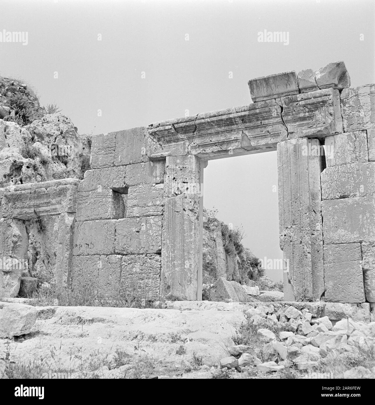 Israël : Meron, ancienne synagogue Meron. Vestiges de l'ancienne synagogue Date: Non daté lieu: Galilée, Israël, Meronberg mots clés: Archéologie, religion juive, murs, fouilles, ruines, synagogues Banque D'Images