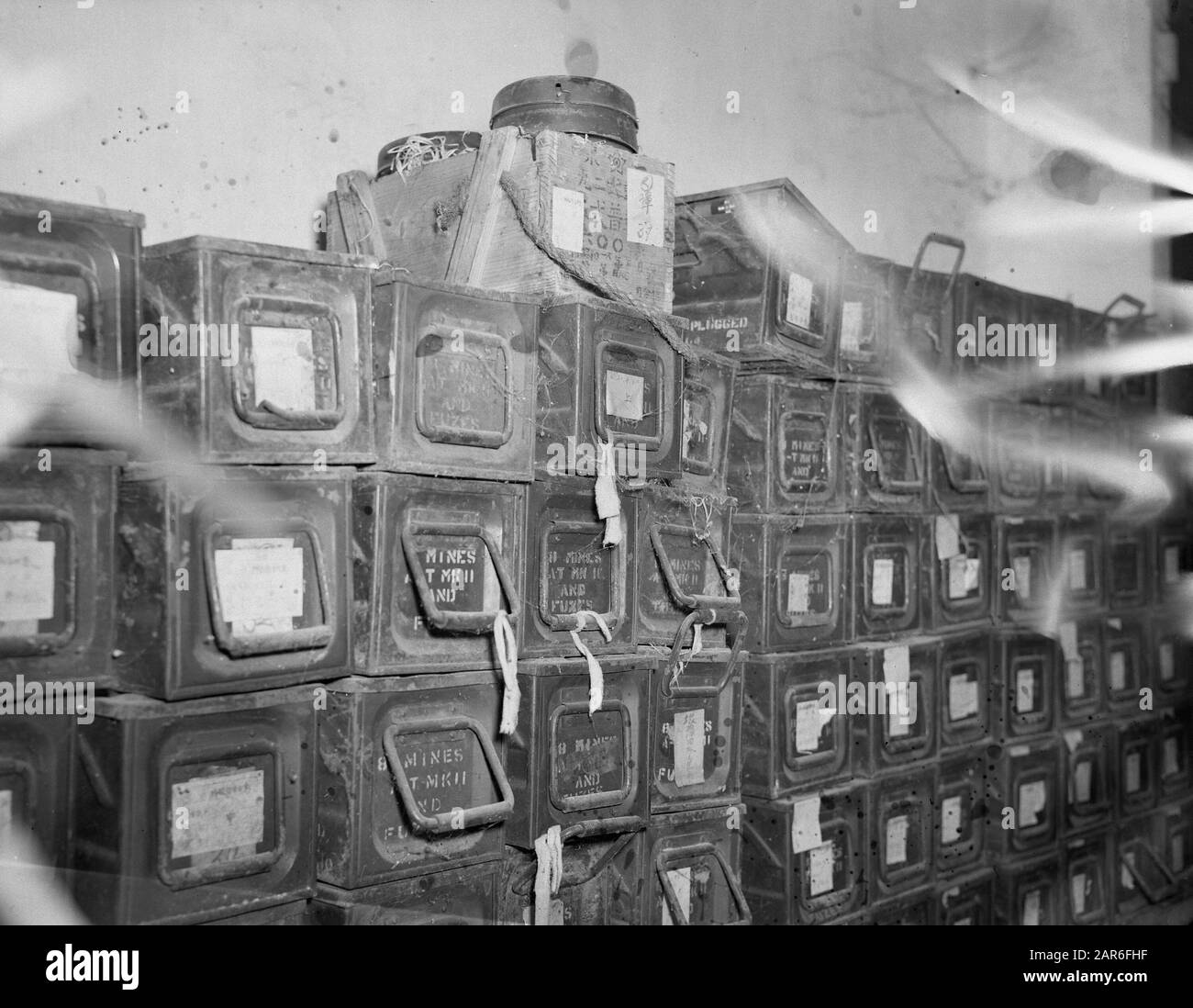 Expédition de la Brigade U de Batavia à Padang (3ème série) caisses en métal avec mines terrestres Date : novembre 1946 lieu : Indonésie, Antilles néerlandaises de l'est, Padang, Sumatra Banque D'Images