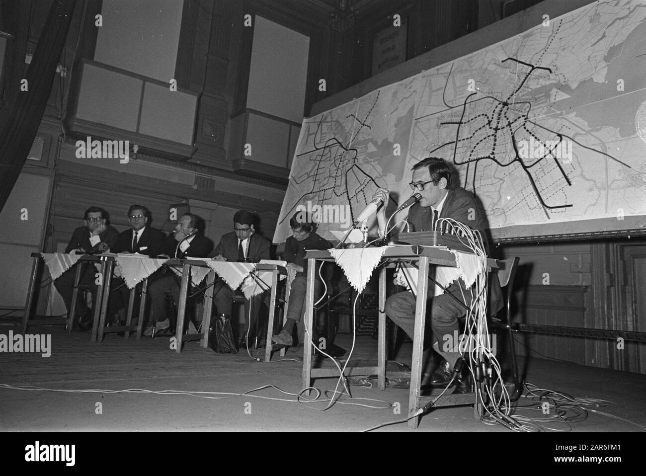 Métro-apprentissage à Frascati. Le forum m.. Gruyters, Van Kleve, Bruggeman, Van Thijn Et Schimmelpenninck, Right Han Lammers Date: 7 Mai 1968 Mots Clés: Forums Nom De La Personne: Lammers, Han Nom De L'Institution: Frascati Banque D'Images