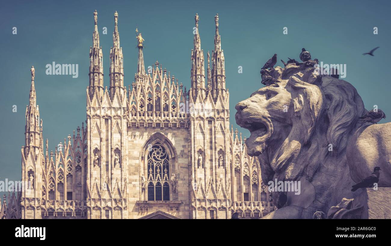 Sculpture d'un lion dans le monument de Victor Emanuel II sur la Piazza del Duomo à Milan, Italie. La cathédrale de Milan (Duomo di Milano) dans le bac Banque D'Images