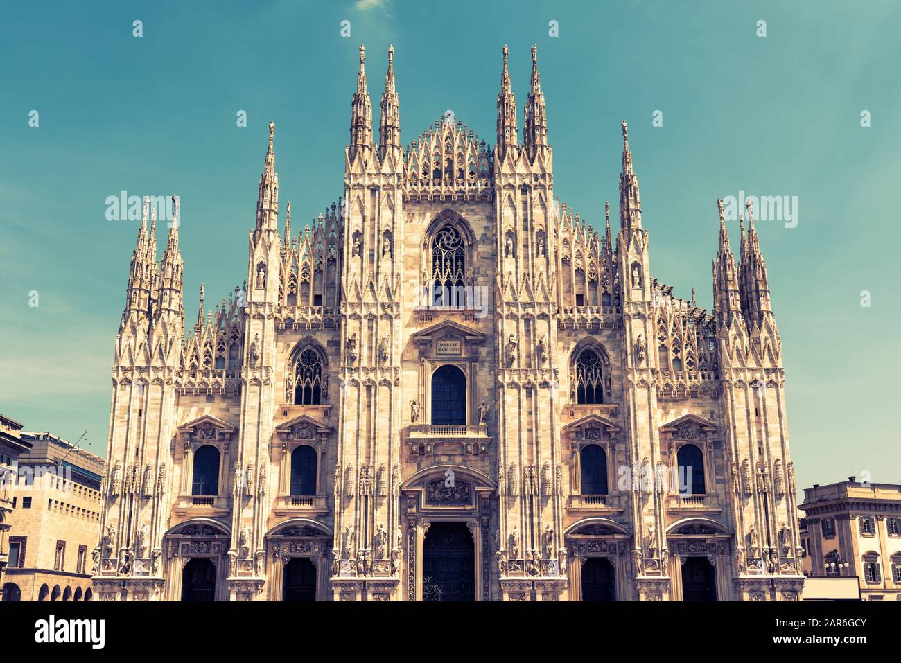 Cathédrale De Milan (Duomo Di Milano), Italie. La cathédrale de Milan est la cinquième plus grande au monde. Cathédrale de Milan au soleil. La façade de luxe de Mil Banque D'Images