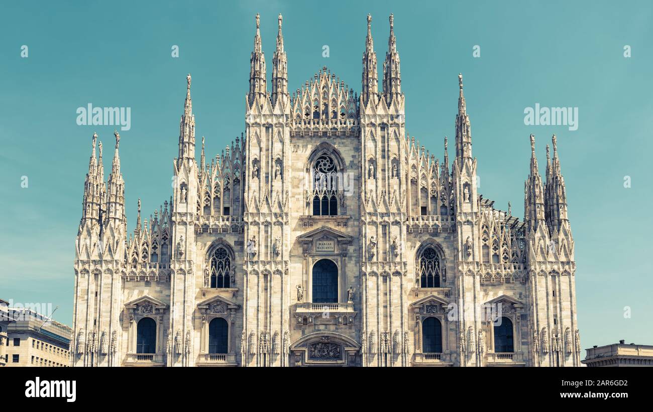 Cathédrale De Milan (Duomo Di Milano), Italie. La cathédrale de Milan est la cinquième plus grande au monde. Vue panoramique sur la cathédrale de Milan au soleil. Le lu Banque D'Images