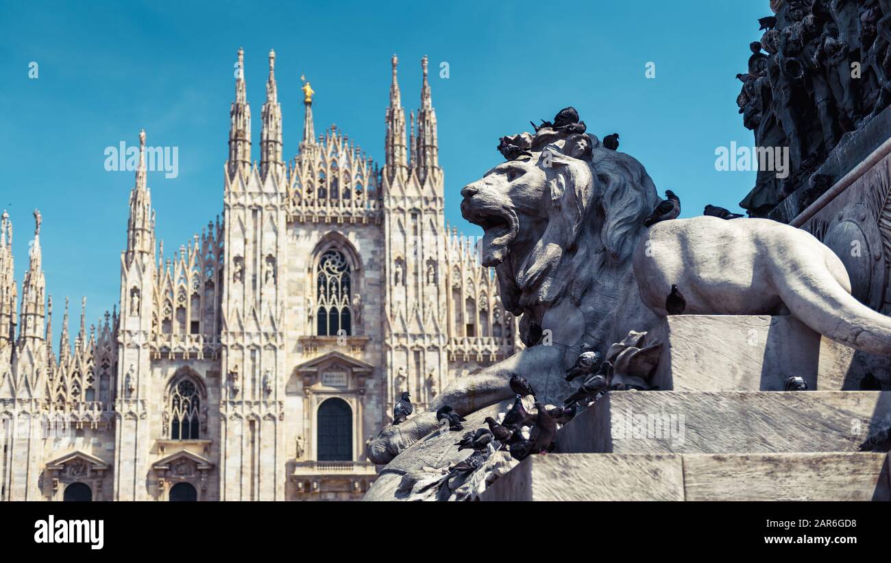 Sculpture d'un lion dans le monument de Victor Emanuel II sur la Piazza del Duomo à Milan, en Italie. La cathédrale de Milan (Duomo di Milano) dans l' Banque D'Images