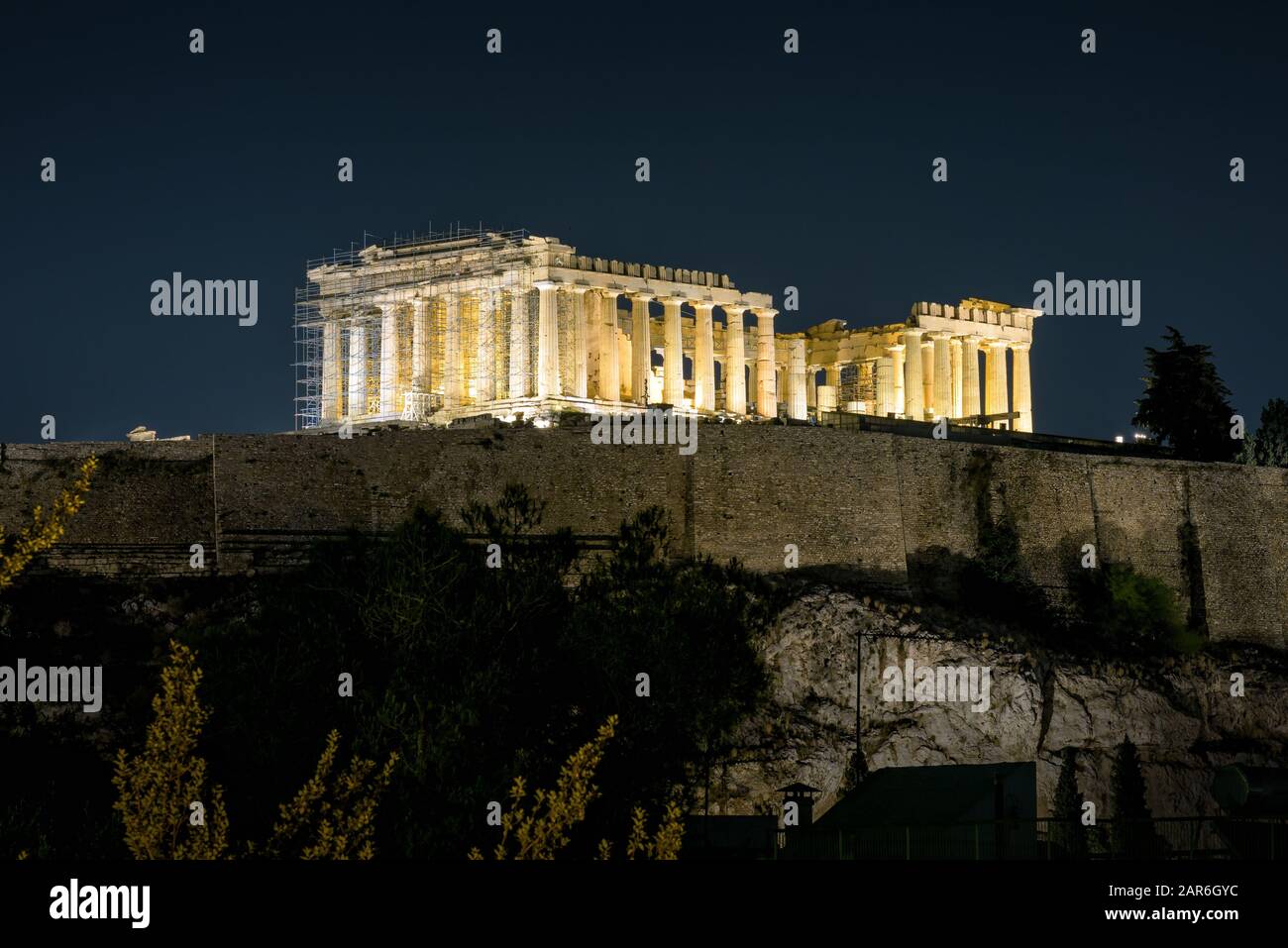 Vue de nuit sur le Parthénon à Athènes, Grèce. Le Parthénon grec ancien est le principal point de repère d'Athènes. Ruines d'éclairage du Parthénon au sommet de l'Acropole Banque D'Images