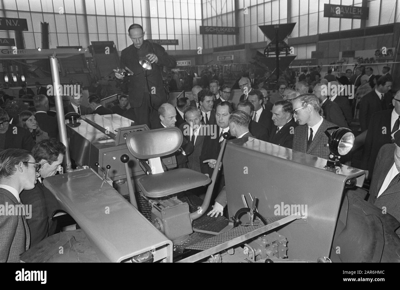 Le ministre Lardinois a ouvert l'exposition l'outil agricole en RAI Date: 15 janvier 1968 mots clés: Expositions Nom De La Personne: Outil agricole It, Lardinois, P.J. Banque D'Images