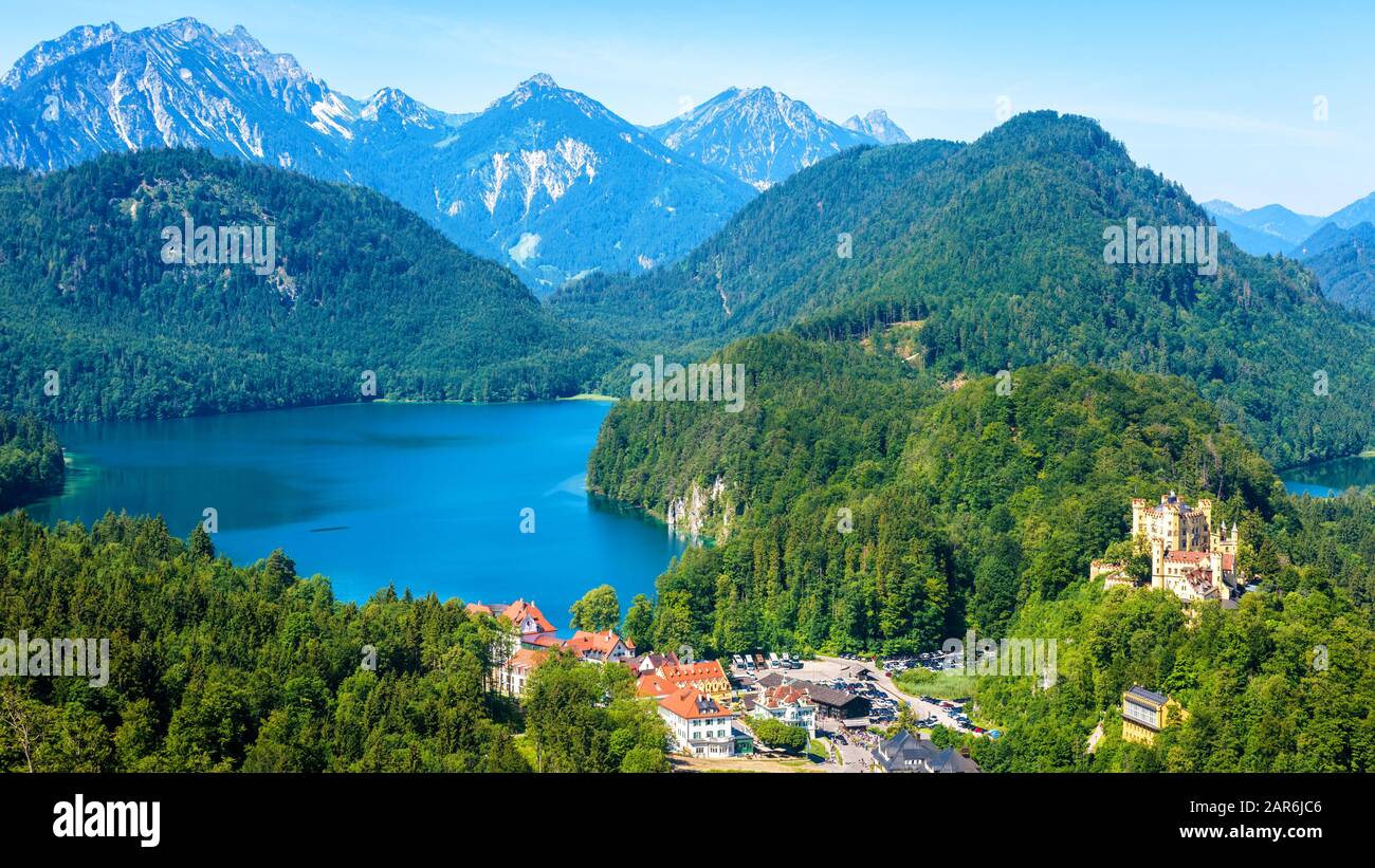 Paysage alpin avec le château de Hohenschwangau, Bavière, Allemagne. Magnifique panorama sur le lac Alpsee. Paysage de la nature montagneuse en été. Vue panoramique aérienne Banque D'Images