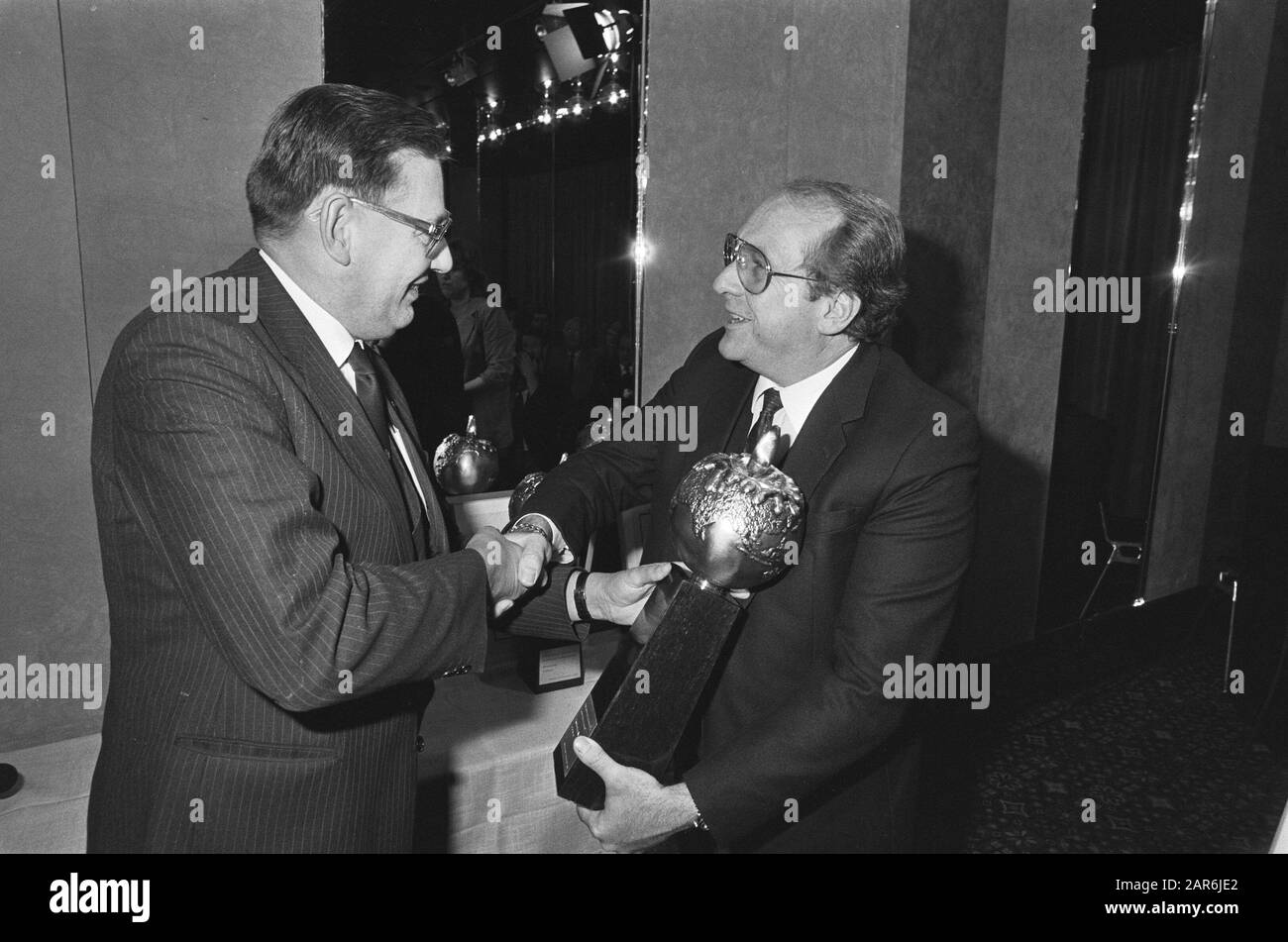 Prix du trophée énergie 1983 la ministre Van Aardenne (Affaires économiques) attribue le trophée à Dow Chemical, car elle a réussi à réduire sa propre consommation d'énergie de quarante pour cent entre 1972 et 1983. Date : 24 octobre 1983 mots clés : industrie chimique, économie d'énergie, ministres, prix, prix nom personnel : Aardenne, G.M.V. de Banque D'Images Prix du trophée énergie 1983 la ministre Van Aardenne (Affaires économiques) attribue le trophée à Dow Chemical, car elle a réussi à réduire sa propre consommation d'énergie de quarante pour cent entre 1972 et 1983. Date : 24 octobre 1983 mots clés : industrie chimique, économie d'énergie, ministres, prix, prix nom personnel : Aardenne, G.M.V. de Banque D'Images