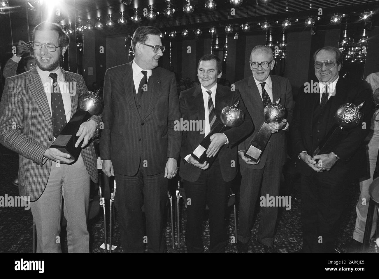 Energietrofee 1983 le ministre Van Aardenne (Affaires économiques) pose avec les lauréats des diverses catégories Date : 24 octobre 1983 mots clés : industrie chimique, économie d'énergie, portraits de groupe, ministres, prix, prix Banque D'Images