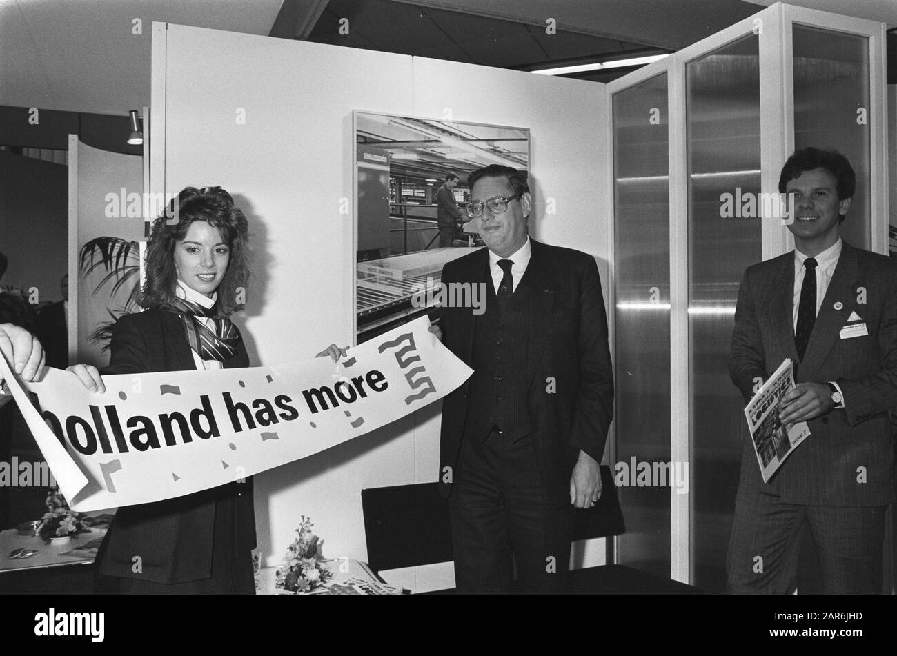 Le ministre Van Aardenne ouvre le contrôle du flux des marchandises de la foire commerciale Logistica'85; avec grand autocollant Holland a plus de date: Le 25 novembre 1985 mots clés: FACKAGES, ouvertures, autocollants Nom De La Personne: Aardenne, Gijs van Banque D'Images