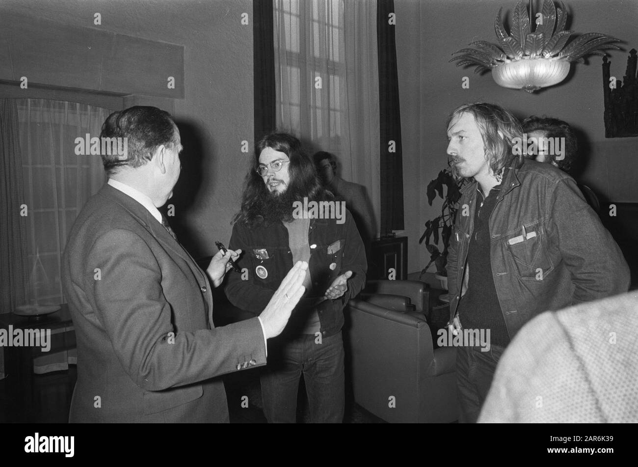 Le ministre van Veen van Onderwijs a entretien avec les collèges administratifs des universités environ mille frais de scolarité de guilde, 5 Van Veen pointe étudiants la porte/Date: 23 Janvier 1973 mots clés: TUREGES, ÉTUDIANTS, ministres Nom personnel: Veen, Chris van Banque D'Images