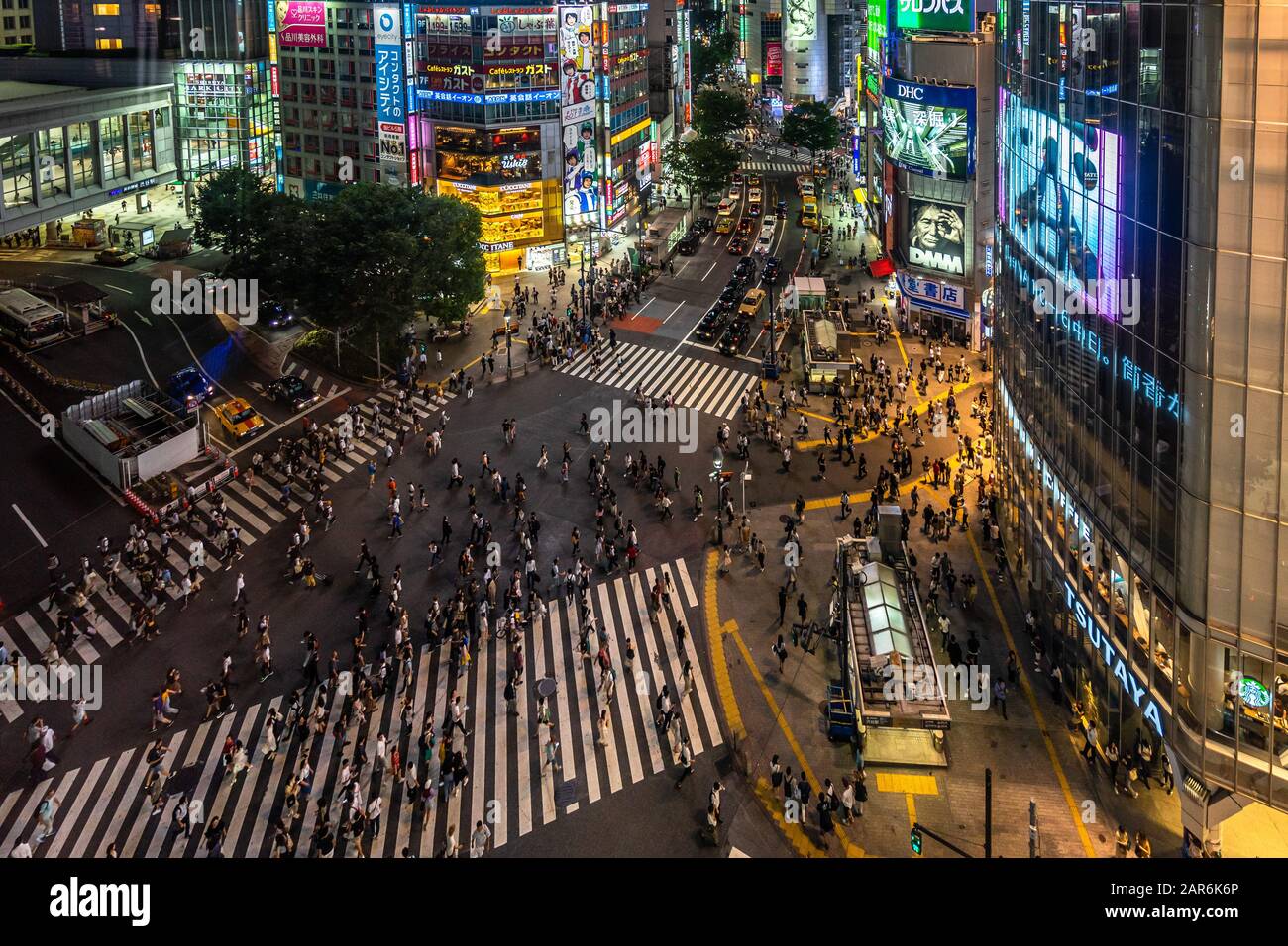 Vue aérienne de nuit sur le croisement de Shibuya, l'un des plus bondés de croix dans le monde. Tokyo, Japon, Août 2019 Banque D'Images