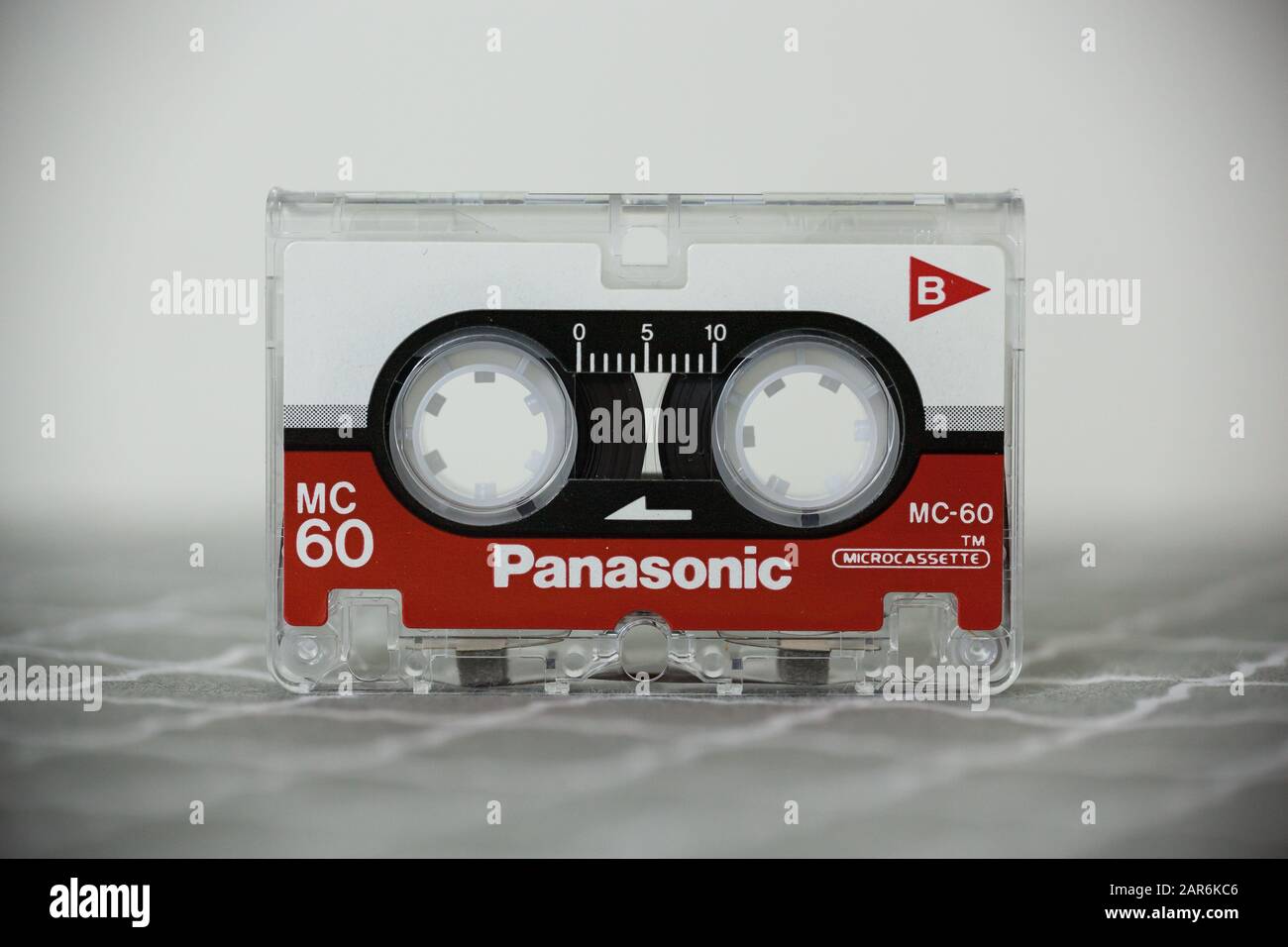 Woodbridge, NEW JERSEY / USA - 25 janvier 2020: Un temps d'enregistrement de 60 minutes microcassette Panasonic est affiché; image éditoriale illustrative. Banque D'Images