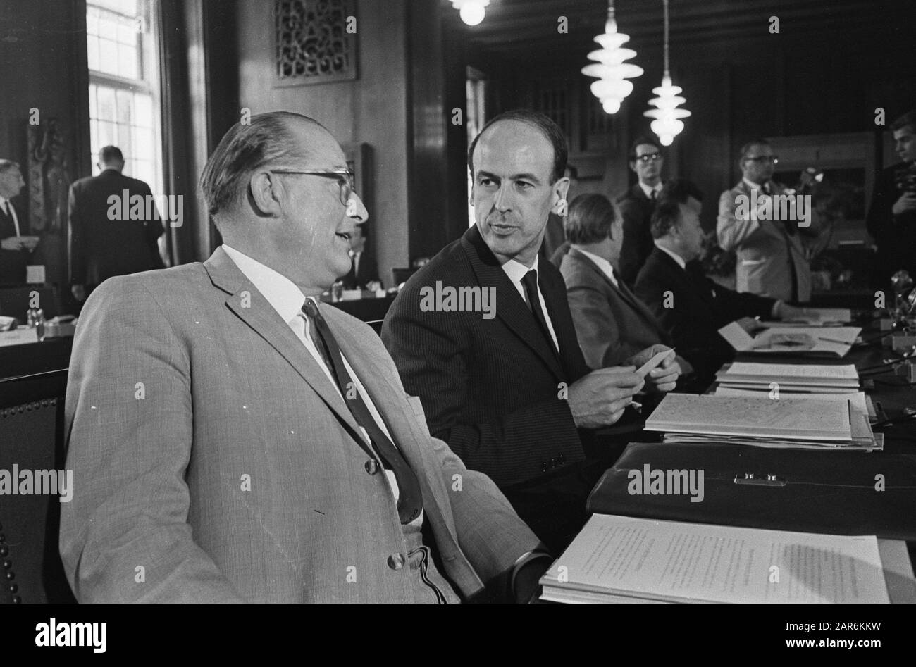 Réunion des ministres des Finances des pays de la CEE à l'hôtel de ville d'Amsterdam, arrivée ministre Witteveen à l'hôtel de ville Date: 20 juillet 1964 mots clés: Arrivées, mairie Nom personnel: Giscard d'Estaing, Valery Nom de l'établissement: EEG Banque D'Images