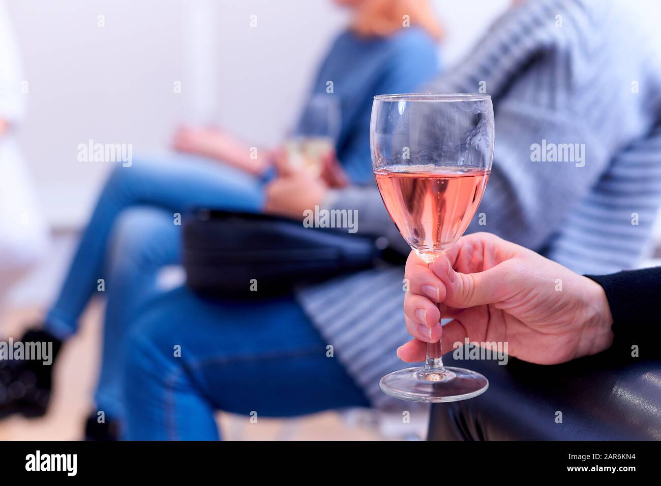 Un verre de champagne dans une main féminine. Banque D'Images