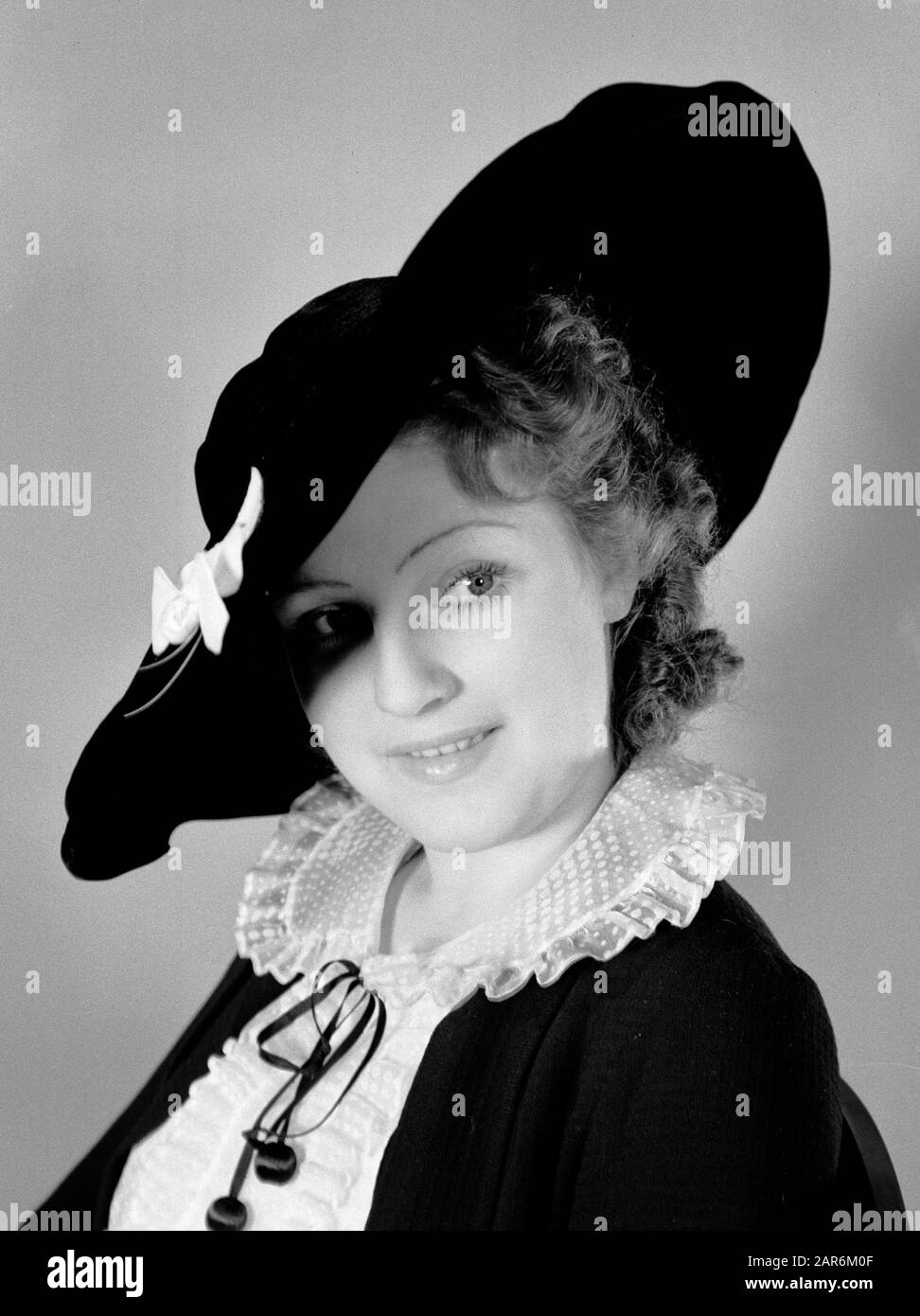 Photo de mode Miss France avec chapeaux d'hiver par Hélène Sorbier, juillet 1936 - chapeau de velours noir avec papillon Date: 1 juillet 1936 lieu: France, Paris mots clés: Modèles photo, coiffures Nom de l'institution: Miss France Banque D'Images