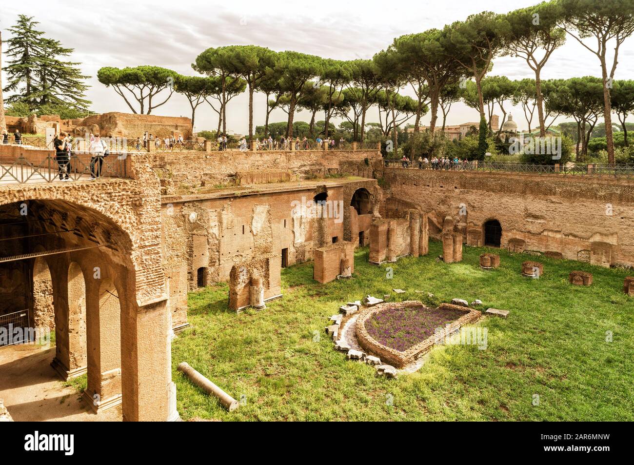 Rome, ITALIE - 1 OCTOBRE 2012 : les ruines du stade de Domitian sur le mont Palatin. Sur le mont Palatin est beaucoup de ruines anciennes, qui attirent ma Banque D'Images