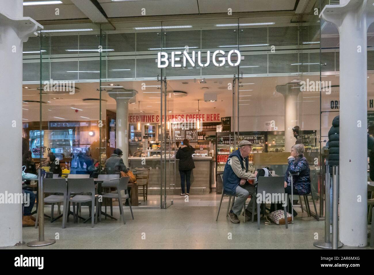 Benugo, St Pancras Statio, Londres, café Moderne servant des sandwichs, des salades et des roulés, ainsi que des gâteaux Banque D'Images