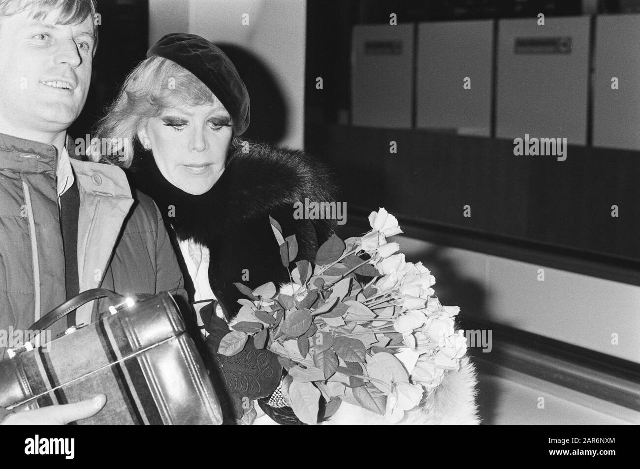 Après 12 ans de ne pas être chanteur, Hildegard Knef allemand a commencé une tournée mondiale l'année dernière Date: 9 janvier 1981 lieu: Noord-Holland, Schiphol mots clés: Chanteurs Nom personnel: Knef, Hildegard Banque D'Images