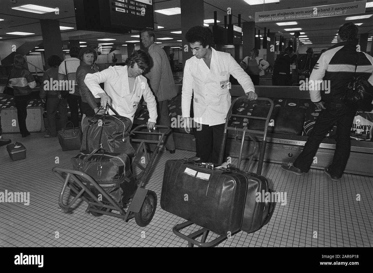 Après cinq ans de service à Schiphol, deux porteurs au travail à Schiphol Date : 1 mars 1981 mots clés : CROUERS, aéroports Banque D'Images