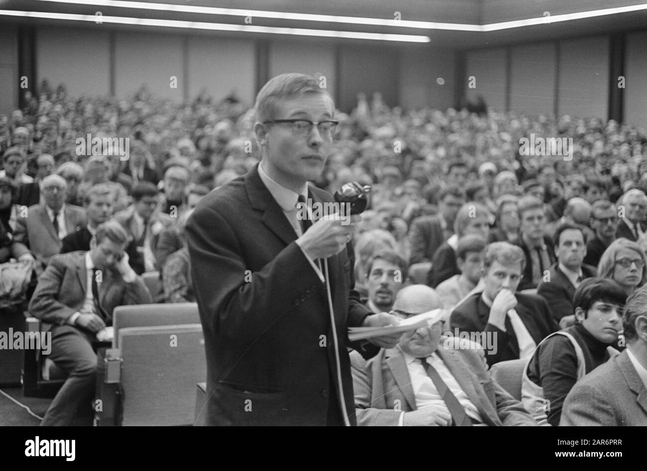 Teach-In collision '66 dans le RAI à Amsterdam Annotation: Marginales bande de négativité: NR. 8,9,10 Jan Nagel au mot Date: 7 octobre 1966 lieu: Amsterdam, Noord-Holland Banque D'Images