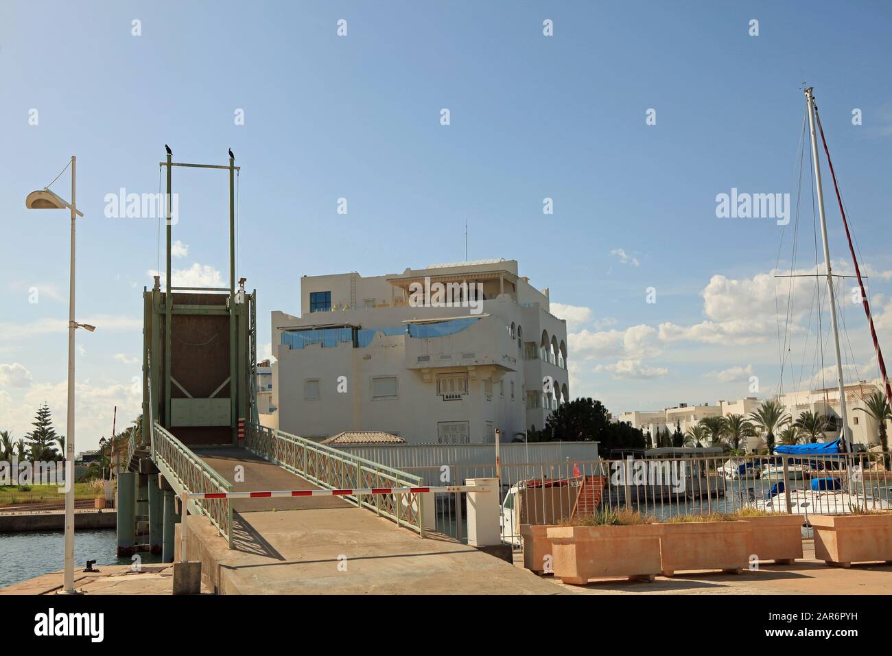 Maison blanche protégée en bord de mer à Hammamet Banque D'Images