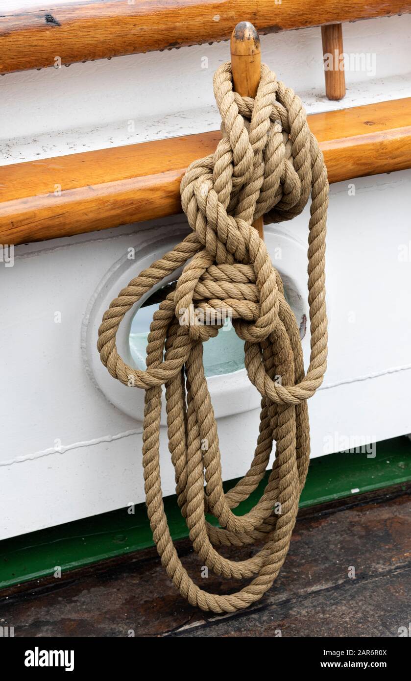 Formes de corde intéressantes à bord du bateau à voile Donna Wood, dans le détroit de Scoresby, dans l'est du Groenland Banque D'Images